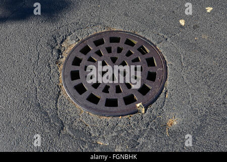 Straße Kanalisation Kanalisation Abdeckung Wasser Zugang, Beleuchtung Abdeckungen Stockfoto