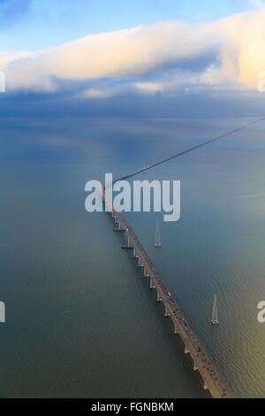 Luftaufnahme der langen Brücke Kreuzung Bay in San Jose, Ca. Stockfoto