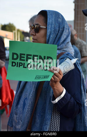 ANN ARBOR, MI - 10 SEPTEMBER: Ein Demonstrant hält ein Schild an einer Friedenskundgebung in Ann Arbor, MI am 10. September 2015. Stockfoto