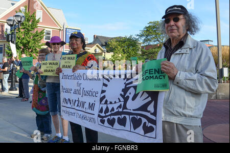 ANN ARBOR, MI - 10 SEPTEMBER: Demonstranten halten einen interreligiösen Rat für Frieden und Gerechtigkeit Schild an einer Friedenskundgebung in Ann Arbor Stockfoto