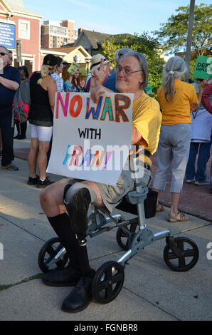 ANN ARBOR, MI - 10 SEPTEMBER: Charlie Pekarek, Mitglied des Veterans for Peace, beteiligt sich an einer Friedenskundgebung in Ann Arbor, MI auf Stockfoto