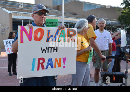 ANN ARBOR, MI - 10 SEPTEMBER: Demonstranten beteiligen Friedenskundgebung in Ann Arbor, MI am 10. September 2015. Stockfoto