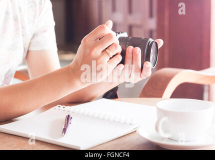 Frau mit Kamera in den Händen, stock Foto Stockfoto