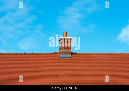 Neues Haus bauen roten Dach und Ziegel-Schornstein abstrakt. Bicester, Oxfordshire, England Stockfoto