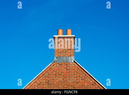 Giebelseite des roten Backstein-Haus zeigt corbelling und Soldat