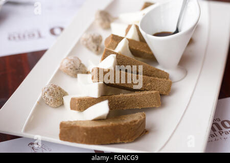 Gofio mit Weichkäse und Feigen, traditionelle kanarische Vorspeise essen Stockfoto