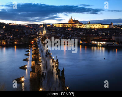 Nachtansicht der Karlsbrücke und Hradschin mit der Pragerburg und St. Vitus Cathesdral (Prag, Tschechische Republik) Stockfoto