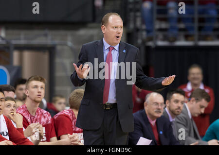 Madison, WI, USA. 21. Februar 2016. Wisconsin Cheftrainer Greg Gard während der NCAA Basketball-Spiel zwischen Illinois Fighting Illini und die Wisconsin Badgers am Kohl Center in Madison, Wisconsin. Wisconsin besiegte Illinois 69-60. John Fisher/CSM/Alamy Live-Nachrichten Stockfoto