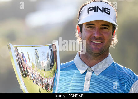 Los Angeles, Kalifornien, USA. 21. Februar 2016. Bubba Watson der Vereinigten Staaten feiert mit seiner Trophäe nach der letzten Runde der PGA Tour Northern Trust Open Golfturnier im Riviera Country Club in Pacific Palisades, Kalifornien, USA am 21. Februar 2016. Bubba Watson Calimed den Titel zum zweiten Mal in drei Jahren am Sonntag. Bildnachweis: Zhao Hanrong/Xinhua/Alamy Live-Nachrichten Stockfoto