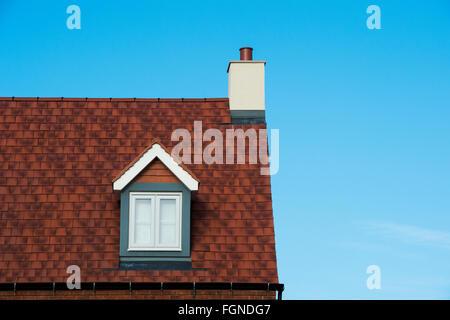 Neues Haus bauen rotem Dach und Schornstein abstrakt. Bicester, Oxfordshire, England Stockfoto