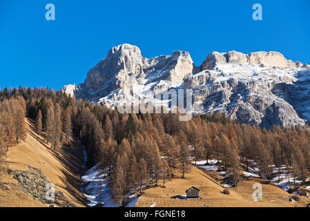 Berge und Hügellandschaft im Herbst mit blauen Himmel im Hintergrund, Alta Badia - Dolomiti, Trentino-Alto Adige Stockfoto