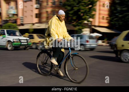 Marrakesch, Marokko - 21 Januar: unbekannte Person Radfahren auf Straßen am 21. Januar 2010. Mit einer Bevölkerung von mehr als 900.000 bewohnen Stockfoto