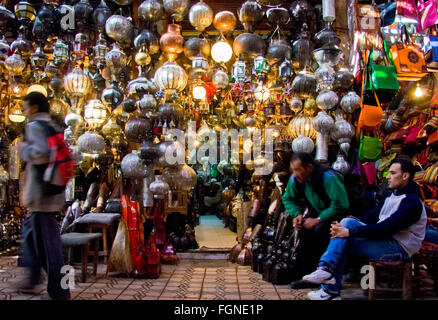 Marrakesch, Marokko - Januar 21: Unbekannte Menschen beim Einkaufen in den Souk von Marrakesch am 21. Januar 2010 in Marrakesch. Im Jahr 2009 Stockfoto