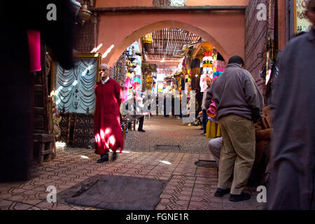 Marrakesch, Marokko - Januar 21: Unbekannte Menschen beim Einkaufen in den Souk von Marrakesch am 21. Januar 2010 in Marrakesch. Im Jahr 2009 Stockfoto