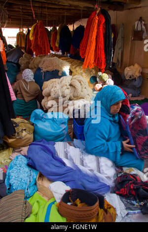 Marrakesch - 21 Januar: Arabische Frauen auf Stoffe Markt mit Decken und hängenden Wollgarne, 21. Januar 2010 Marrakesch, Marokko Stockfoto