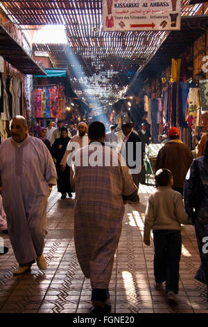 Marrakesch, Marokko - Januar 21: Unbekannte Menschen beim Einkaufen in den Souk von Marrakesch am 21. Januar 2010 in Marrakesch. Im Jahr 2009 Stockfoto