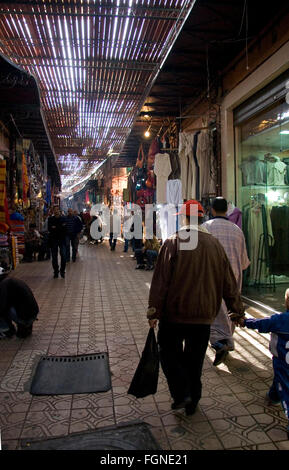 Marrakesch, Marokko - Januar 21: Unbekannte Menschen beim Einkaufen in den Souk von Marrakesch am 21. Januar 2010 in Marrakesch. Im Jahr 2009 Stockfoto