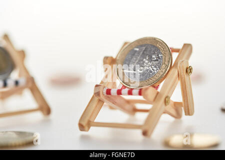 Pension-Konzept mit Euro Münze Geld auf Miniatur-Liege entspannen erschossen Stockfoto