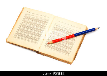 Buch mit Zahlen und einen Bleistift auf weißem Hintergrund Stockfoto