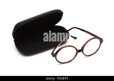Gläser im Fall vor einem weißen Hintergrund Stockfoto