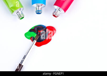 Farbe Tempera wasserbasierte Lacke mit Pinsel Mischen von Farben Stockfoto