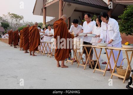 Nakhon Ratchasima, Thailand. 22. Februar 2016. Legen Sie Anhänger bieten Essen an buddhistischen Mönchen, wie sie Magha Puja Tag im Tempel Wat Pah Nong Hin in Nakhon Ratchasima feiern. Die Veranstaltung erinnert an den Tag, als der Buddha zuerst die Mönche Disziplin gelehrt. © Matthew Richards/Pacific Press/Alamy Live-Nachrichten Stockfoto