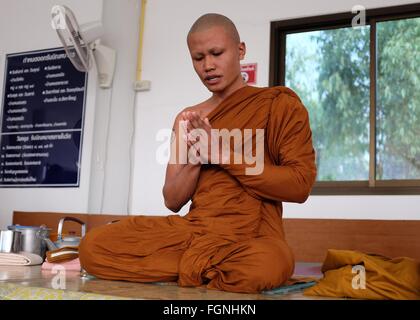 Nakhon Ratchasima, Thailand. 22. Februar 2016. Ein buddhistischer Mönch Gesänge einen Segen während einer Zeremonie anlässlich Magha Puja Tag an Wat Pah Nong Hin Waldtempel in Nakhon Ratchasima, Nordost-Thailand. © Matthew Richards/Pacific Press/Alamy Live-Nachrichten Stockfoto