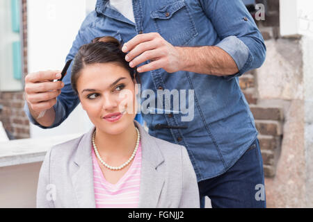 Hübsche Brünette, ihre Haare gestylt Stockfoto