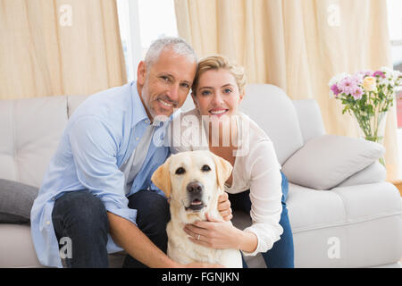 Brautpaar mit ihrem Haustier Hund Stockfoto