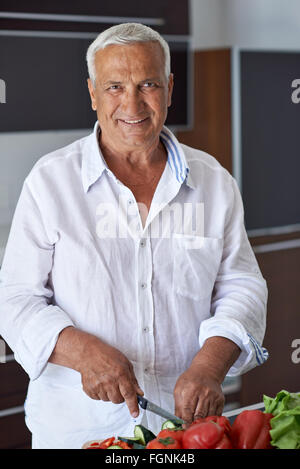 Senior woman Kochen zu Hause vorbereiten Salat in Küche Stockfoto