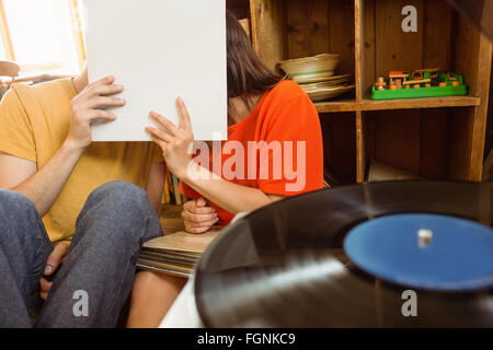 Junges Paar Vinyl-Schallplatte anhören Stockfoto
