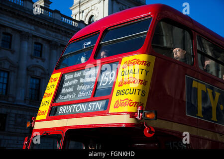 London, Vereinigtes Königreich. 9. Dezember 2015 - The London Routemaster Bus machte eine besondere Reise auf Route 159 vorbei an Big Ben. Stockfoto