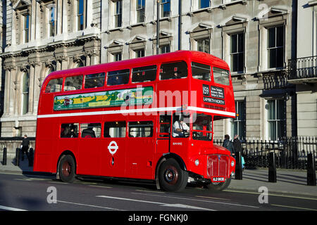 London, Vereinigtes Königreich. 9. Dezember 2015 - The London Routemaster Bus machte eine besondere Reise auf Route 159 vorbei an Big Ben. Stockfoto