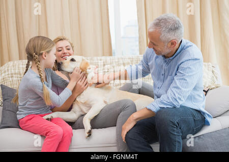 Eltern und Tochter mit pet-labrador Stockfoto