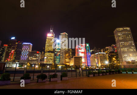 Hong Kong China Nacht Skyline mit Twilight in Stadt am Hafen Stockfoto