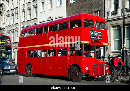 London, Vereinigtes Königreich. 9. Dezember 2015 - The London Routemaster Bus machte eine besondere Reise auf Route 159 vorbei an Big Ben. Stockfoto