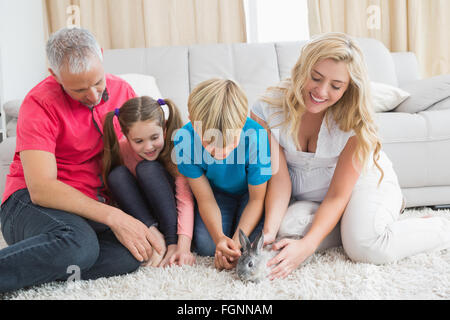 Glückliche Familie mit Haustier Hase Stockfoto