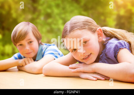 Zusammengesetztes Bild der niedlichen Schülerinnen und Schüler auf ihre Arme ruhen Stockfoto