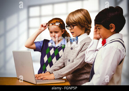 Zusammengesetztes Bild von Schülerinnen und Schülern mit laptop Stockfoto