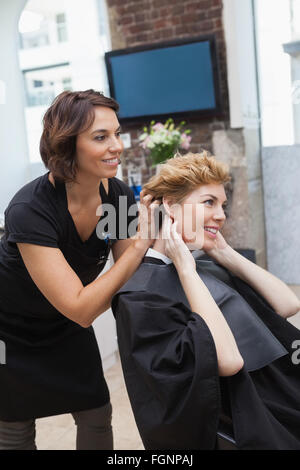 Friseur schneiden einen Kunden Haar Stockfoto