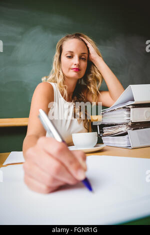 Schöne Geschäftsfrau schreiben Dokument am Schreibtisch Stockfoto