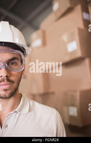 Nahaufnahme des Arbeiters harter Hut im Lager Stockfoto