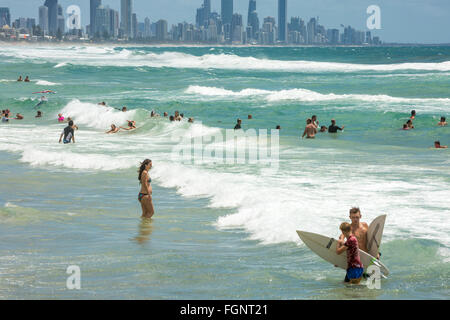 Am Burleigh Heads Beach mit Surfers Paradise in der Ferne, Gold Coast, Queensland, Australien Stockfoto