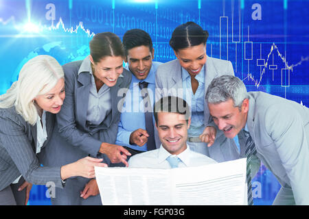 Zusammengesetztes Bild glücklich Geschäftsleute, die bei Zeitung Stockfoto