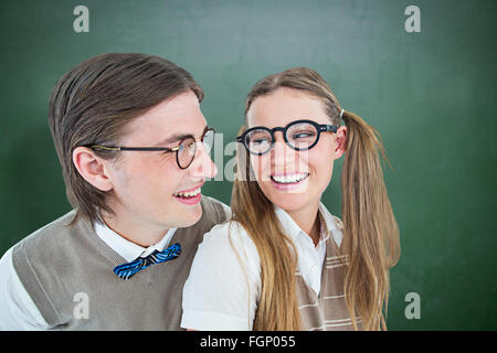Zusammengesetztes Bild von geeky Hipster paar Lächeln einander an Stockfoto