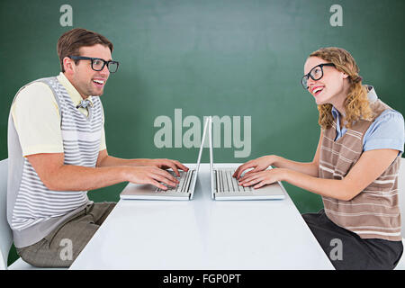 Zusammengesetztes Bild von geeky Hipster-paar mit laptop Stockfoto