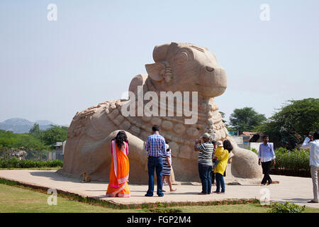 Große Granit monolithische Nandi-Stier, Lepakshi, Bezirk Anantapur, Andhra Pradesh, Indien Stockfoto