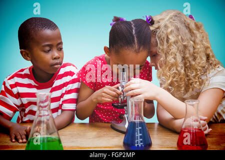 Zusammengesetztes Bild von niedlichen Schüler Mikroskop durchsehen Stockfoto