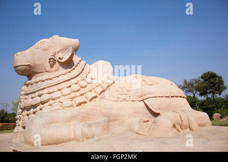 Große Granit monolithische Nandi-Stier, Lepakshi, Bezirk Anantapur, Andhra Pradesh, Indien Stockfoto