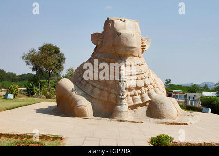 Große Granit monolithische Nandi-Stier, Lepakshi, Bezirk Anantapur, Andhra Pradesh, Indien Stockfoto